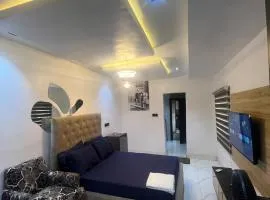 Studio Apartment with Rooftop & Pool Access