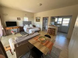 Private spacious studio in Kommetjie close to the beach