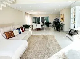 Casa alto padrão Manguinhos pé na praia