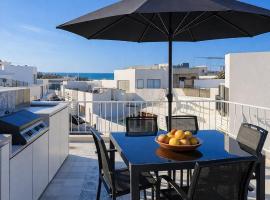 Casa Rosa Rooftop Terrace BBQ Walk to Marina, hotel di Olhão