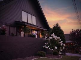 Modern, Three-Bedroom House! 5 min from Downtown!, hotel i Chattanooga