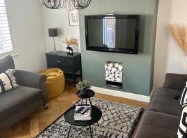 The Trio House - a bright modern 3 bedroom house, hotel a Hough Green