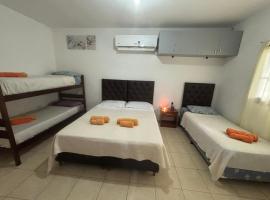 Tu casa en Ruta 34 - Wifi - Cochera -5 personas, hotell i Fernández