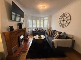 Sheldon Stay, modern 4 bed, 2 miles to NEC, BHX, JLR, Hotel in Solihull