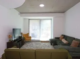 Luxurious Midtown Apartment w Sky Lounge & Pool