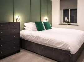 City Centre Serviced Apartment With Super King Bed Close Parking Fast WiFi Netflix Washer Dryer