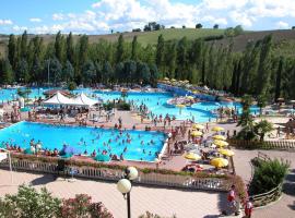Centro Vacanze Verde Azzurro, hotel met zwembaden in Cingoli