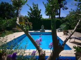 Charmant studio entre Terre et Mer avec piscine, hotel i Montady