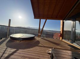 Royal Hill-Prince Chalet- Mountain View and Hot Tub โรงแรมในSohodol