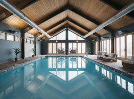Luxury Lakeview Estate w Indoor Pool & Golf Sim, hótel í Ithaca
