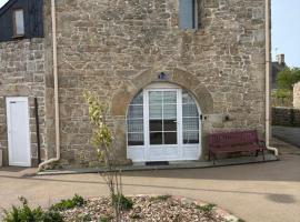 Maison 2 chambres à 400m plage terrasse calme Erdeven, Hotel in Erdeven