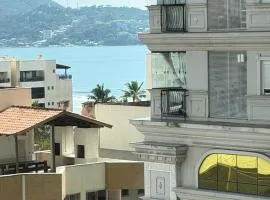 Amplo Apartamento a 100 metros do Mar na Meia Praia