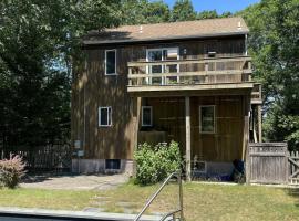 A Cozy Family-Friendly Wooden House In Tree Paradise Close to Ocean & Bay Beach, hotel u gradu 'Sag Harbor'