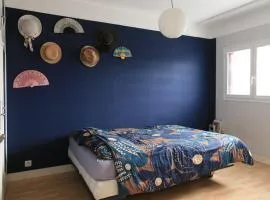 Chambre lumineuse avec SDB privée, métro L11 à 2 min