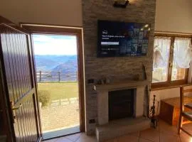 Casa dello Scoiattolo immersa nel verde con vista lago