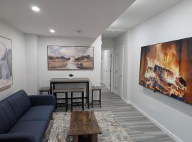 Luxury Retreat - 1hr to Banff, 20min from Airport, 85 inch Cinema, Full Kitchen, Laundry, Workstation and High speed fibre internet, hotell sihtkohas YYC