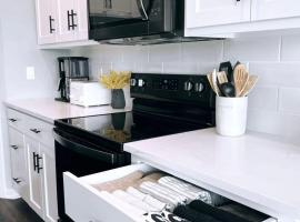 Waterloo에 위치한 호텔 Spacious 4BR with Hot Tub and Garage