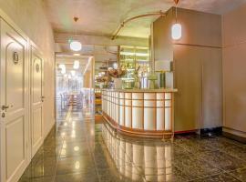 Leśny Dw&oacute;r, hotel a prop de Radom-Sadkow Airport, a Radom