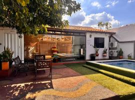 Casa con Piscina y Quincho a 8 min del aeropuerto, hotel a Luque