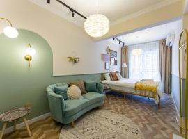 Enshi Railway Station - Daughter City - Enshi Cultural Square - Tusi City - Hubei University for Nationalities - Xujiaping Airport - 3-bedroom, Hotel in Enshi