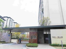 -Passengers- Green Orange- master bedroom with a single guard - 0 yuan parking - near Rongchuang Ski Resort - Rongchuang Paradise - Dujiangyan Irrigation Project - Qingcheng Mountain - Panda Valley - Nanqiao - 3 residences, Hotel in Zhongxing