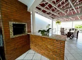 Casa com churrasqueira e ar para até 8 pessoas
