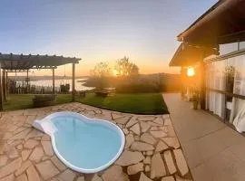 Chalé Mirante, piscina, cachoeira, lago e vista espetacular em Alexânia Goiás