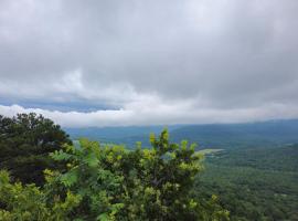 Mountain Retreat Near Buffalo River - Happy Hawk, hotel a Marshall