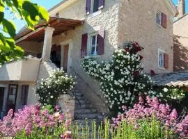 Le Clos Lau-Tave Charming 110 m Provençal home with private garden