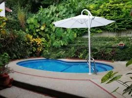 Casa Colibri con piscina entre Bosque y Mar en Punta Leona