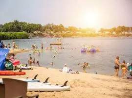 Famous Sun Restreat Resort & Lake Erie Beach, Steps to Beach with Beach View, 30 KM to Niagara Falls Park, Sleep 8