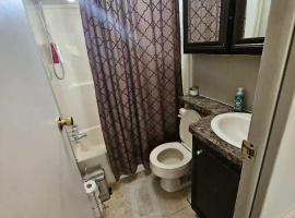 포트 콜버른에 위치한 호텔 Famous Sun Restreat Resort & Lake Erie Beach, Steps to Beach with Beach View, 30 KM to Niagara Falls Park, Sleep 8