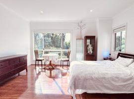 Golf Course Frontage House, hotel i Schofields