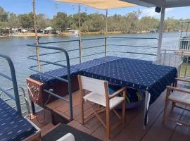 Mandurah Houseboat Just Chillin