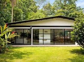 Luxury Riverfront House 3BR BBQ Jungle views & walk to river