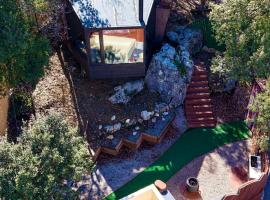 BLACKBIRD - Luxury Treehouse - Private Escape with Hot Tub and Pool, hotel di Abū Mīzān