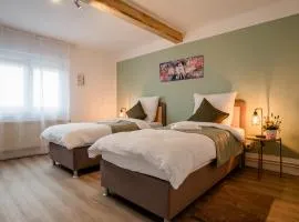 janu-homes - 3 Zimmer Apartment - 4 Betten, Waldblick vom Kirchplatz