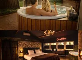 Wellness Tuin - Ultieme Partner Beleving - St Hubertus Suite met Indoor Jacuzzi, Openhaard, Privé Hottub en Privé Sauna in Jachthut stijl - Gratis Fles Prosecco & Leuke Partner connect box !