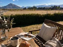 Mountain Views & Morning Coffee - Stylish Wanaka Studio Retreat