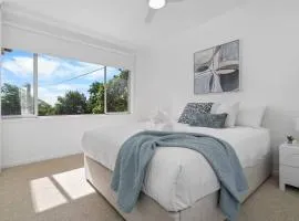 Hillview - Walk to City & Beach - Free Parking