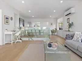 Hillview - Walk to City & Beach - Free Parking