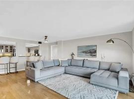 Luxury Two Bedroom Condo with Bay and Gulf Views, hótel í Naples