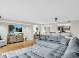 Luxury Two Bedroom Condo with Bay and Gulf Views, hotel u gradu 'Naples'