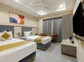 Hotel Sapphire House - 3 Mins Walk from Metro and 5 Mins from Rail Station