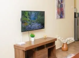 Cozy 1 Bedroom, Steps to Rupa Mall & City Center