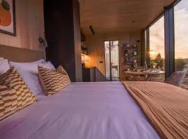 Stylish Mirrored Cabin with Sauna & Plunge Pool