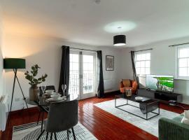 Bright 1 Bed Harbour-side Apartment with Balcony, hotel a Whitehaven