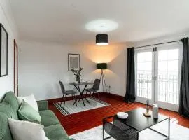 Bright 1 Bed Harbour-side Apartment with Balcony