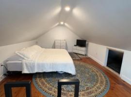 Large King Suite Completely Private Space Stay close enough to Newport without the Noise, hotell i Portsmouth