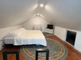 Large King Suite Completely Private Space Stay close enough to Newport without the Noise